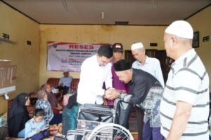 Yanuar Berikan Bantuan Kursi Roda saat Reses untuk Penyandang Disabilitas